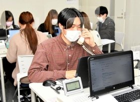 県が新たに設置した「自宅療養者等相談支援センター」で業務に当たるスタッフら＝２８日午後、神戸市内