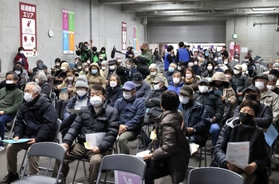 ワクチン接種を終えて経過観察エリアで待つ人々＝２９日午前、神戸市兵庫区御崎町１（撮影・長嶺麻子）