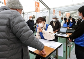 ３回目ワクチン接種の受け付けをする高齢者ら＝２９日午前、神戸市兵庫区御崎町１（撮影・長嶺麻子）