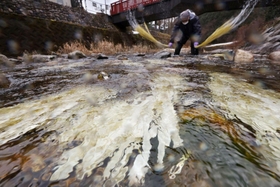 流水で洗われるコウゾの白皮＝兵庫県多可町加美区鳥羽、杉原川