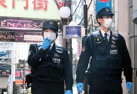 ゴーグルとビニール手袋を着けて業務に当たる生田前交番の署員＝神戸市中央区の東門街