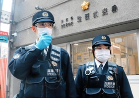 酔客の対応を念頭に、ゴーグルとビニール手袋を常備、着用する「生田前交番」の署員＝神戸市中央区