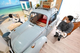 部屋の中央に置かれ、インテリアとなった「ビートル」の車体。間仕切りの役目も果たしているという＝明石市内