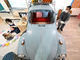 部屋の中央に置かれ、インテリアとなった「ビートル」の車体＝明石市内