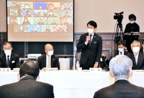 兵庫県内の市町長と意見を交わす斎藤元彦知事＝３１日午前、神戸市中央区、県公館