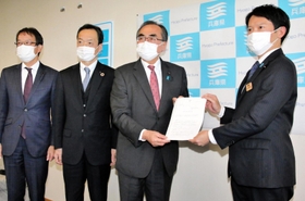 兵庫県議会の行財政運営調査特別委員会の報告書を斎藤元彦知事（右端）に手渡す藤本百男議長（右から２人目）ら＝31日午後、兵庫県庁