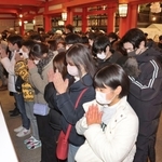 新年を迎え、平穏を願って手を合わせる初詣客＝１日午前０時９分、神戸市中央区下山手通１、生田神社（撮影・小林良多）