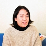 「淡路島で一番高い諭鶴羽（ゆづるは）山もいい山。海がぐるっと見渡せて、島ならではです」と湊かなえさん＝淡路島内（撮影・中西幸大）