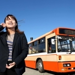 路線バスを改造したサウナバスの前に立つリバースの松原安理佐さん＝姫路市御国野町国分寺、神姫商工（撮影・長嶺麻子）