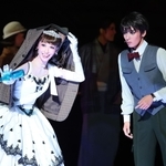 映画の画面から美雪（海乃木美月＝左）が現れ、戸惑いを隠せない健司（月城かなと）（撮影・小林良多）