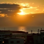 雲の上から顔を見せ、新年到来を告げる初日の出＝１日午前、神戸市垂水区五色山４