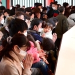 元日に昨年の２・５倍の約２５万人が参拝した生田神社＝１日午後、神戸市中央区下山手通１（撮影・中西幸大）