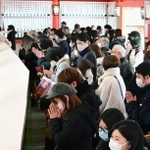 元日に昨年の２・５倍の約２５万人が参拝した生田神社＝１日午後、神戸市中央区下山手通１（撮影・中西幸大）