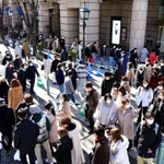 初売りセールを目当てに列をつくる買い物客＝２日午後、神戸市中央区明石町、大丸神戸店（撮影・吉田敦史）