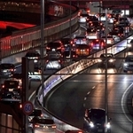 Ｕターンする車で混雑する阪神高速道路＝３日午後５時５３分、神戸市灘区味泥町６から（撮影・坂井萌香）