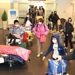 旅行や帰省先から飛行機で戻った人たち＝３日午後４時３４分、神戸市中央区、神戸空港（撮影・吉田敦史）