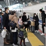 正月休みを終え、自宅に戻る人たちであふれた山陽新幹線の新神戸駅＝３日午前１０時９分、神戸市中央区加納町１