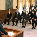 兵庫県の幹部職員らを前に、年頭のあいさつをする斎藤元彦知事（左）＝４日午前、神戸市中央区下山手通４、県公館（撮影・吉田敦史）