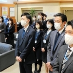 みなと銀行の武市寿一社長の年頭あいさつを聞く社員ら＝４日午前、神戸市中央区三宮町２