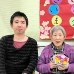 祖母を献身的に介護する奥村シンゴさん＝宝塚市内（本人提供）