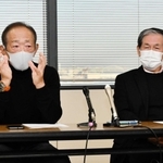 交流会の説明をする「よろず相談室」の牧秀一さん（左）とＮＰＯ法人「災害とくらしの相談室ｉｒｏｉｒｏ」の片岡誠さん＝神戸市役所