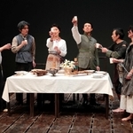 「チェーホフも鳥の名前」の一場面＝２０１９年（井上大志さん撮影）