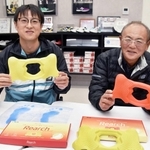 「リアーチ」を開発したミムラボの三村仁司さん（右）と息子の修司さん＝加古川市東神吉町神吉、ミムラボ