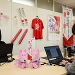 再延期となったものの、会期が決まらない「ワールドマスターズゲームズ２０２１関西」。駅のポスターなどは取り外されたが、神戸市の担当部署にはグッズが残る＝神戸市役所（撮影・坂井萌香）