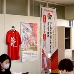 再延期となったものの、会期が決まらない「ワールドマスターズゲームズ２０２１関西」。駅のポスターなどは取り外されたが、神戸市の担当部署にはグッズが残る＝神戸市役所（撮影・坂井萌香）