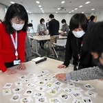 ヘンズツウかるたに取り組み、有病者のつらさや悩みを理解し合う日本イーライリリーの社員＝神戸市中央区磯上通５