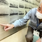 第３弥栄丸の銘板を指さす岡村世紀一さん。撃沈された民間船７千隻のうち、写真が残るのは３割にも満たないという＝神戸市中央区、「戦没した船と海員の資料館」