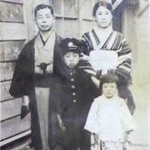 井岡博さん（中央）と家族の写真（遺族提供）
