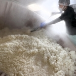 冷え込みの中、蒸し米から湯気が立ち上る＝６日午前、神戸市東灘区御影塚町１