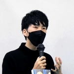 トークイベントでアウティングの怖さなどを語る松岡宗嗣さん＝昨年１２月１６日、大阪市内