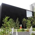 黒色の外観が目を引く大阪中之島美術館＝大阪市北区中之島４