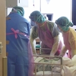 兵庫県内の感染「第４波」では、本来は中等症対応だった病院にも重症化した患者が運び込まれた＝２０２１年５月、神戸市長田区一番町２、市立医療センター西市民病院