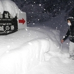 竹田城跡の麓で積雪量を確認する朝来市観光交流課の杉浦康将主事＝２０２１年１２月２７日早朝、同市和田山町殿