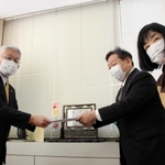 検討会の田端和彦会長（右から２人目）から答申書を受け取る泉房穂市長＝明石市役所