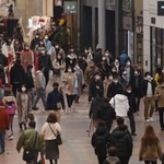 買い物客でにぎわう三宮センター街＝２０２１年１２月２８日、神戸市中央区