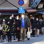マスク姿の人でにぎわう有馬温泉街＝８日午後、神戸市北区有馬町（撮影・坂井萌香）