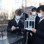 「１・１７希望の灯り」から火を移す参加者ら＝８日午後、神戸市中央区加納町６（撮影・小林良多）