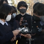 「１・１７希望の灯り」から火を移す参加者ら＝８日午後、神戸市中央区加納町６（撮影・小林良多）