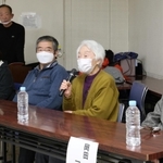 福島第１原発事故の県外避難者との交流会で、被災後の歩みや近況などを語る阪神・淡路大震災の震災障害者ら＝９日午後、神戸市中央区雲井通５（撮影・小林良多）