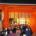 門をくぐり、行列で歩く参拝客たち＝１０日午前、西宮市社家町、西宮神社