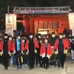 運営スタッフの先導でゆっくりと参道を歩く参拝者＝１０日午前６時ごろ、西宮神社