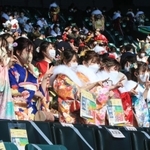 カメラに向かってピースサインをする新成人＝１０日午後、西宮市甲子園町、甲子園球場（撮影・斎藤雅志）
