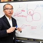 谷埋め盛り土の地滑りを解説する釜井俊孝教授＝京都府宇治市、京都大学防災研究所