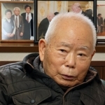 拉致問題の早期解決を訴える有本明弘さん＝１２日午後、神戸市長田区（撮影・長嶺麻子）