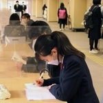 アクリル板で区切られた自習スペースで勉強する受験生ら＝神戸市中央区野崎通１、市立葺合高校