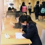 アクリル板で区切られた自習スペースで勉強する受験生ら＝神戸市中央区野崎通１、市立葺合高校